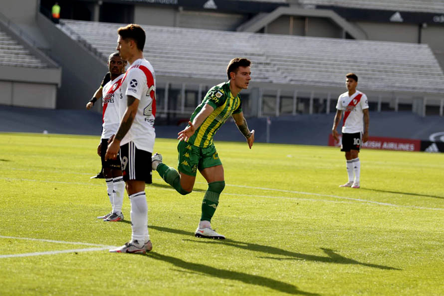 Malcom Braida en el momento que le convierte el gol a River (Foto: prensa Aldosivi)