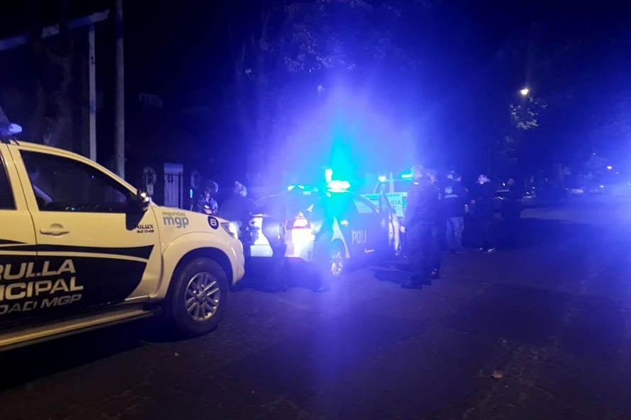 Tres aprehendidos por provocar disturbios en una fiesta clandestina en Los Troncos