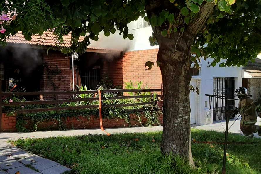 Sofocaron un incendio en una casa del barrio San Carlos