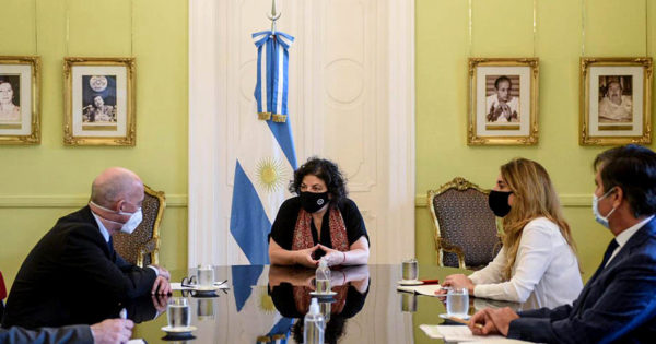 Argentina busca aumentar la producción de la vacuna de Oxford-AstraZeneca