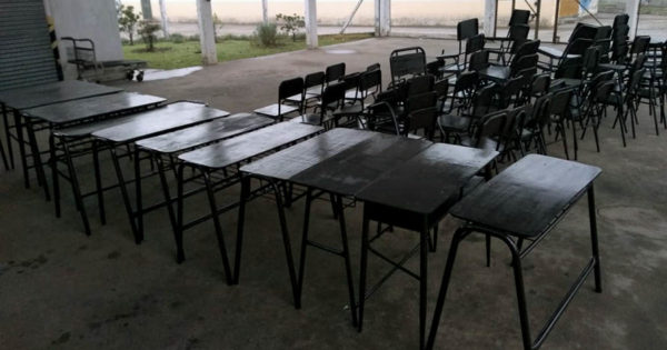 Internos de la cárcel de Batán repararon pupitres y sillas para escuelas