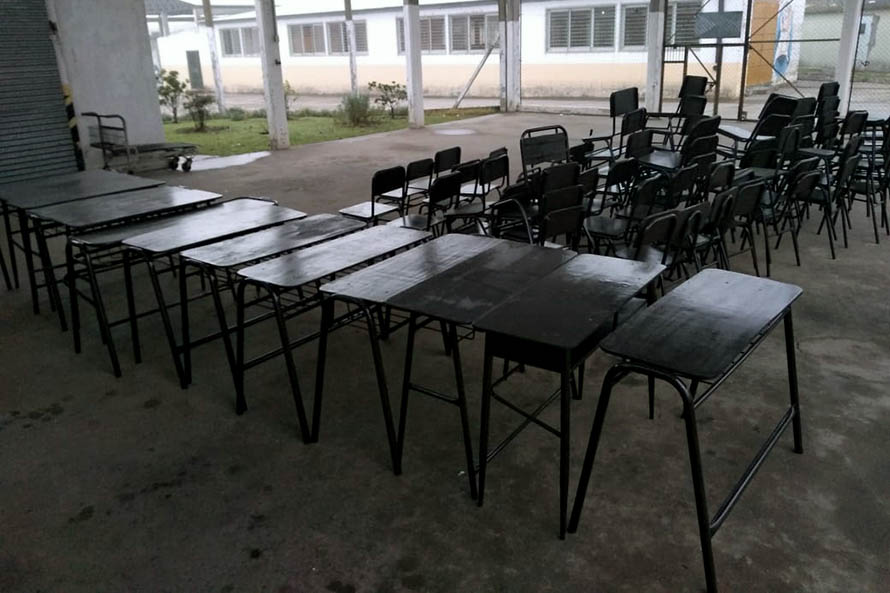 Internos de la cárcel de Batán repararon pupitres y sillas para escuelas