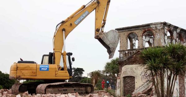 Iniciaron el desalojo y demolición de Villa Joyosa: en el lugar vivían unas 20 personas