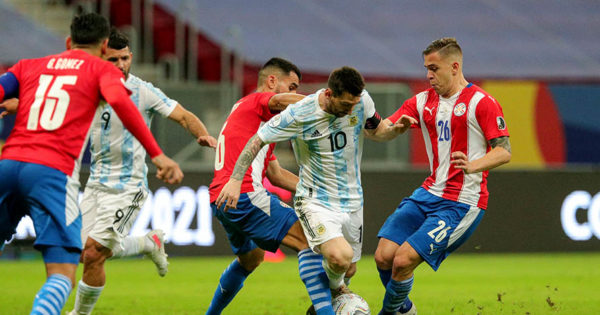 Argentina venció por la mínima a Paraguay y se clasificó a los cuartos de final