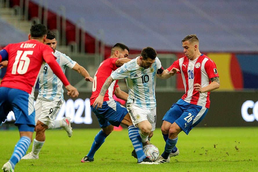 Argentina venció por la mínima a Paraguay y se clasificó a los cuartos de final