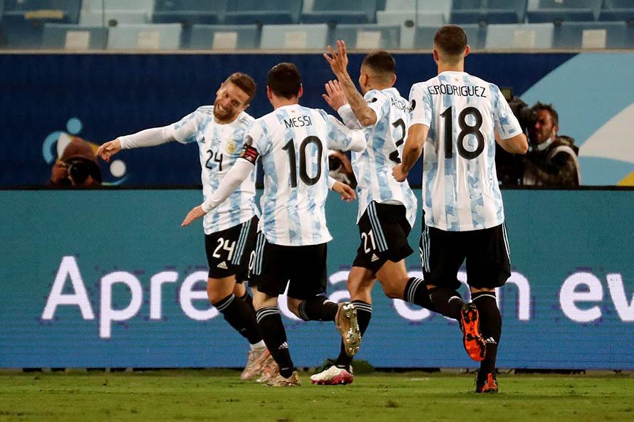 Argentina no dejó dudas, goleó a Bolivia y clasificó primero en el grupo