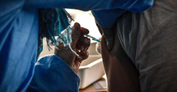 Vacunación contra el covid-19: extienden el segundo refuerzo a mayores de 18 años