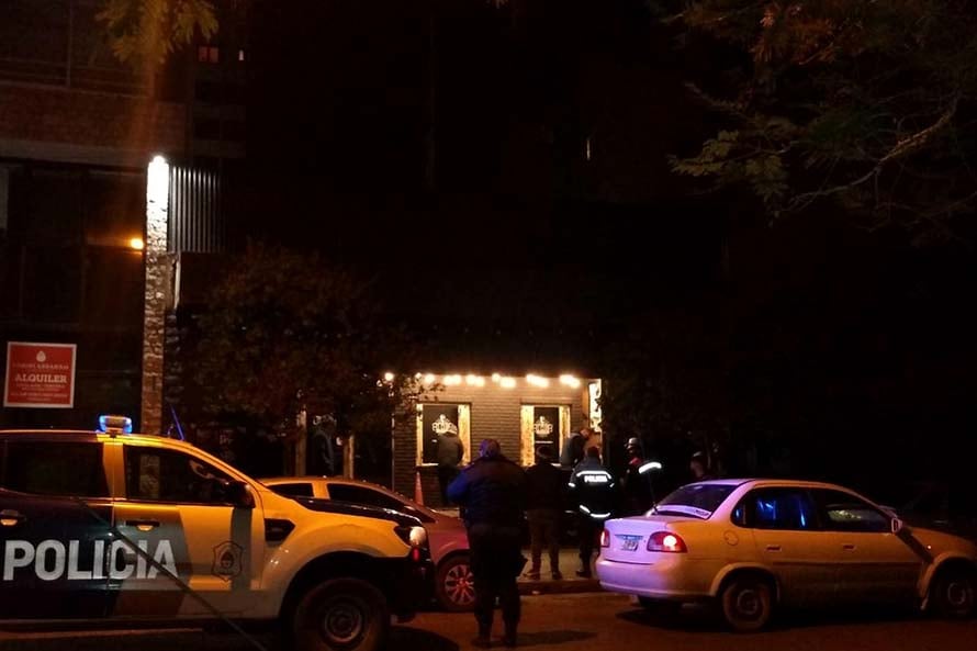 Detectan una fiesta clandestina en otro bar de Mar del Plata con más de 100 personas