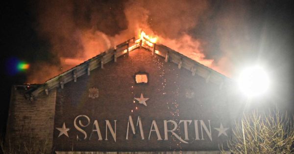 Incendio en el ex cine San Martín: por precaución, evacuaron los alrededores