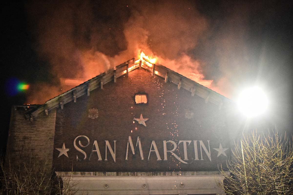 Incendio en el ex cine San Martín: por precaución, evacuaron los alrededores