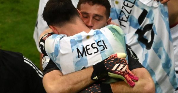 “Dibu” Martínez y un ascenso que lo convirtió en “héroe” de Argentina