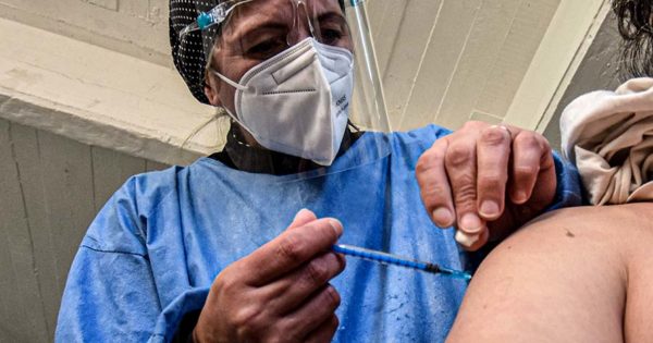 Amplían la “vacunación libre” de segundas dosis para todos los mayores de 18 años