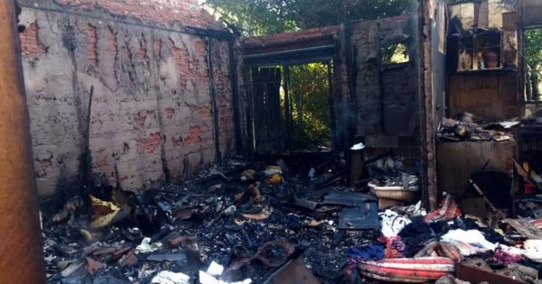Se incendió una casa en el barrio Félix U. Camet y quedó destruida