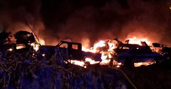 Diez autos afectados por un incendio en el predio de Garay y Tres Arroyos