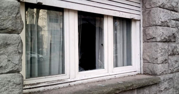 Rompió una ventana para asaltar a un hombre de 74 años