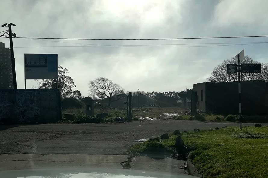 Villa Primera: reclamos vecinales por una cava en un predio abandonado