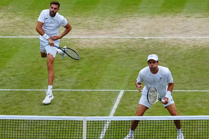 Horacio Zeballos y Marcel Granollers en la final de Wimbledon