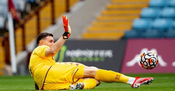 El Aston Villa de los marplatenses “Dibu” Martínez y Buendía debutó con derrota