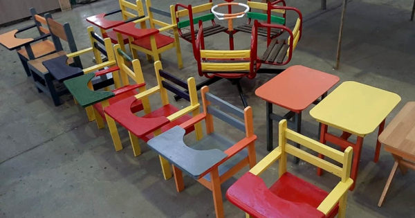 Internos de Batán repararon una calesita y donaron mobiliario a una escuela