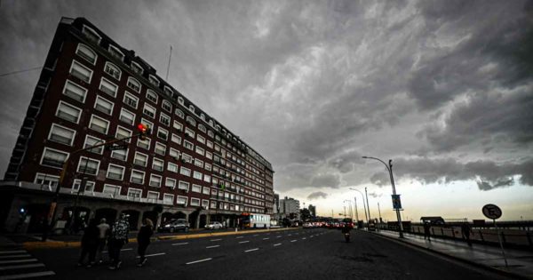 ¿Llega Santa Rosa?: alerta meteorológico por tormentas fuertes en Mar del Plata