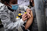 Anuncian la “vacunación libre” con tercera dosis para mayores de 30 años