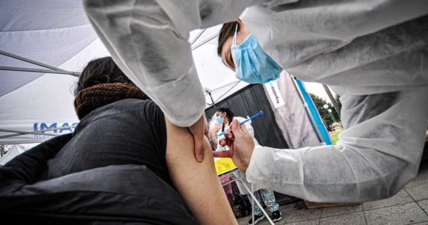 Abren una nueva posta de vacunación contra el coronavirus en Plaza España