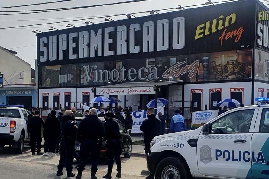 Trabajadores de un supermercado cobraron sumas salariales adeudadas tras una tensa protesta