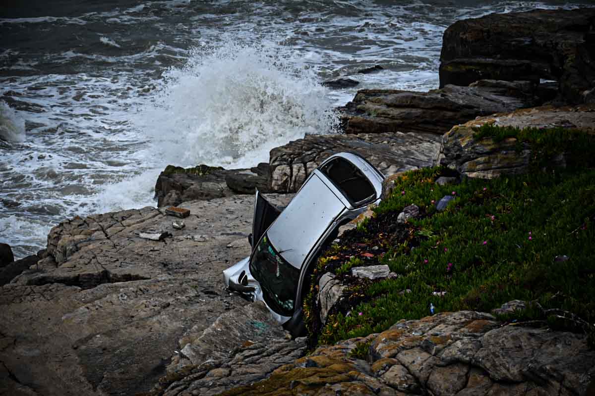 Un auto se despistó y cayó al vacío en la costa: una mujer herida