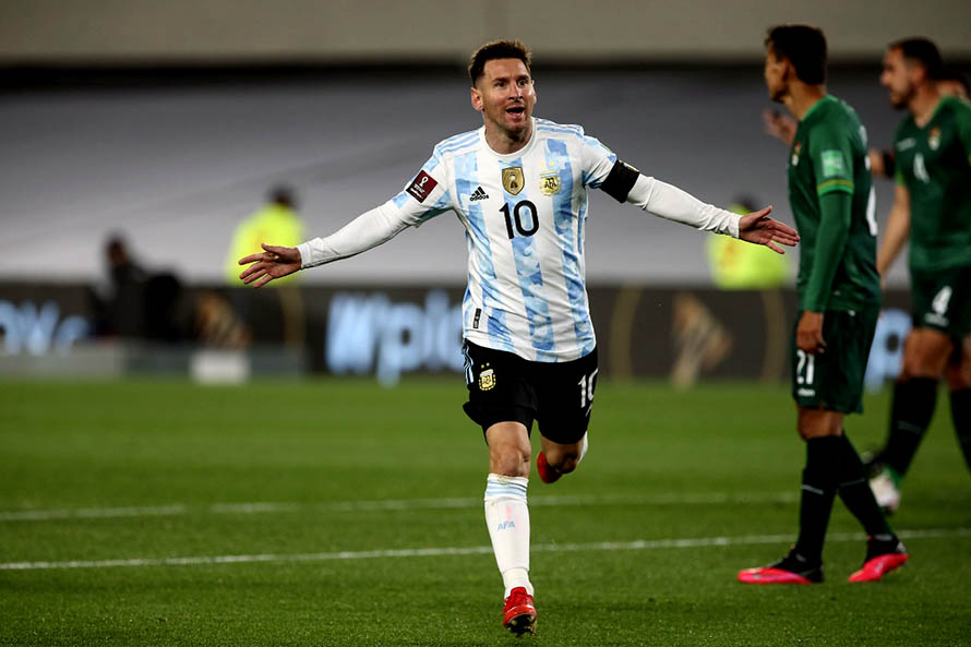Argentina venció a Bolivia con tres goles de Messi y festejó junto a su público