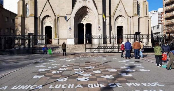 Tras el vandalismo, restauraron los pañuelos de Madres de Plaza de Mayo