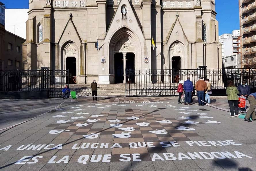 Tras el vandalismo, restauraron los pañuelos de Madres de Plaza de Mayo