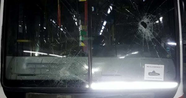 Rompió con un hacha el vidrio de un colectivo tras un choque