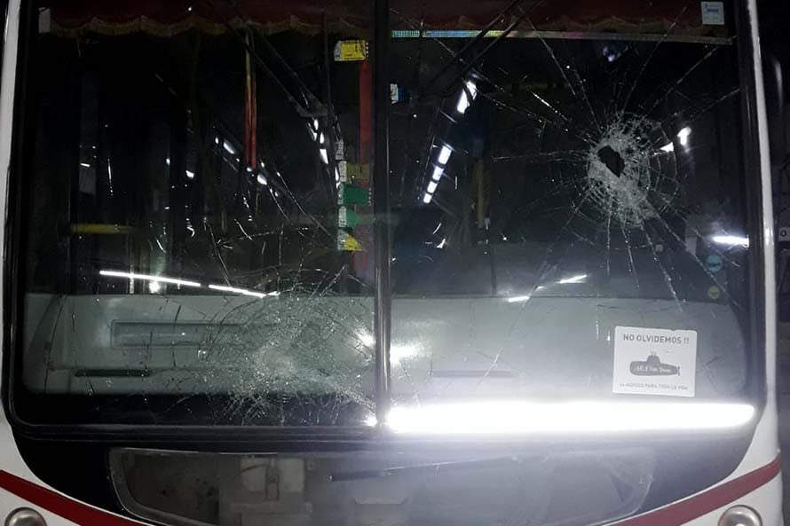 Rompió con un hacha el vidrio de un colectivo tras un choque