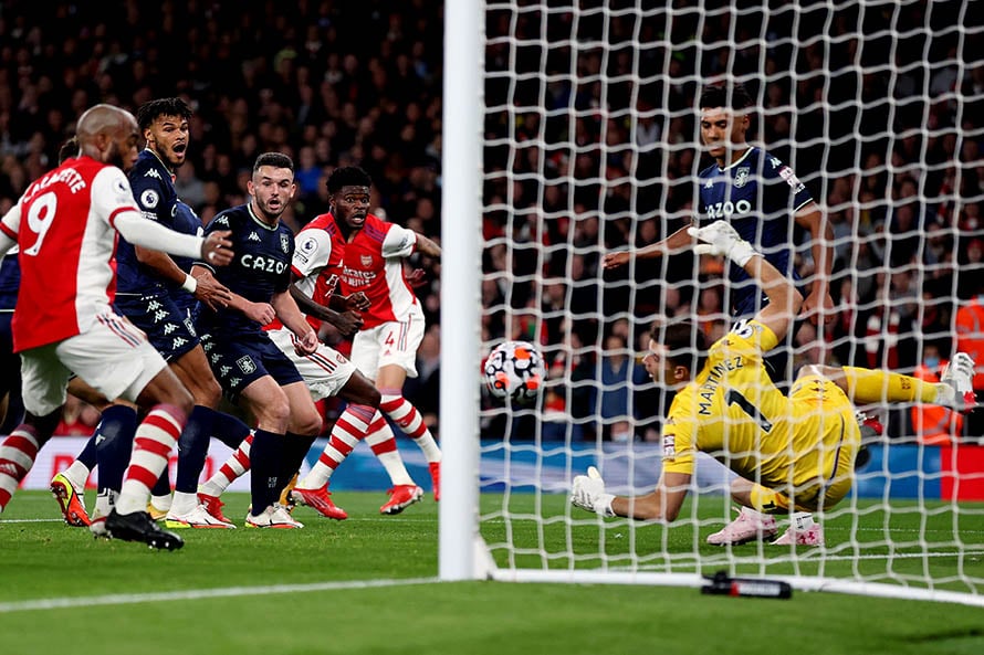 “Dibu” Martínez atajó un penal pero el Aston Villa cayó ante el Arsenal