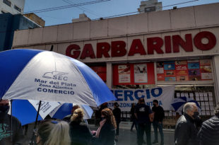 Nueva protesta por salarios adeudados y despidos en Garbarino y Compumundo