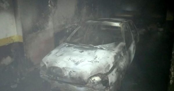 Explosión e incendio de un auto en una cochera céntrica