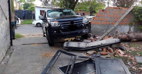 Chocó su camioneta contra una casa, derrumbó un paredón, hirió a una joven y huyó
