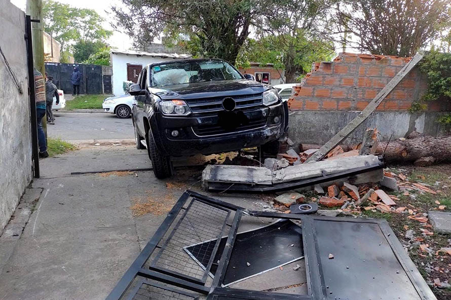 Chocó su camioneta contra una casa, derrumbó un paredón, hirió a una joven y huyó