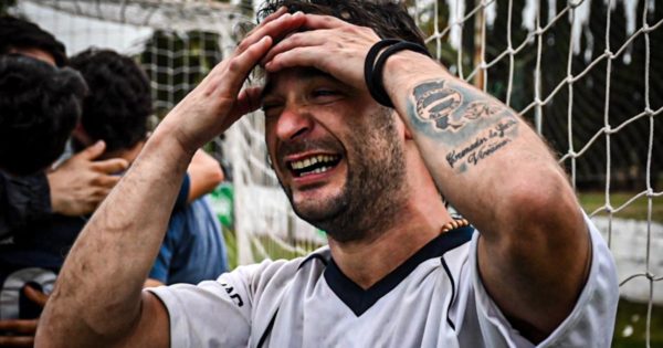 Un amor sin fronteras: llegó desde España para ver campeón a Argentinos del Sud
