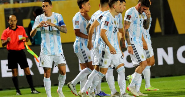 Argentina venció como visitante a Uruguay y está más cerca de Qatar