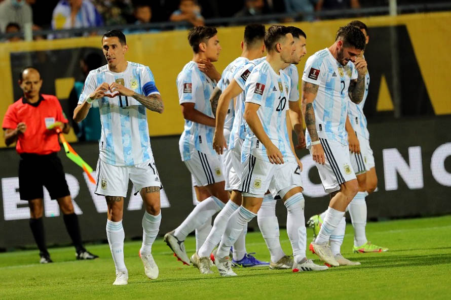 Argentina venció como visitante a Uruguay y está más cerca de Qatar