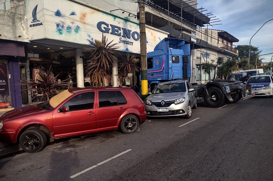 El camión que perdió el control en avenida Juan B. Justo, captado por las cámaras
