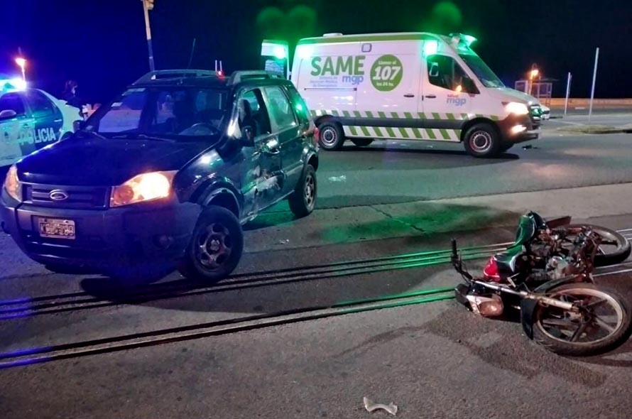 Dos motociclistas hospitalizados tras un choque con una camioneta en la costa