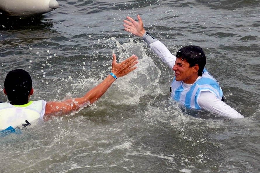 Franco Sánchez festejando en el agua al enterarse que era campeón sudamericano de la clase optimist