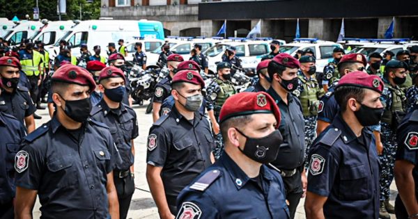 Kicillof anunció un aumento salarial anual del 60% para los policías