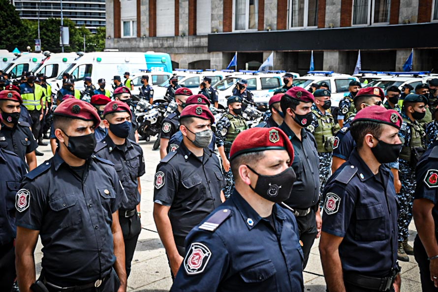 Kicillof anunció un aumento salarial anual del 60% para los policías