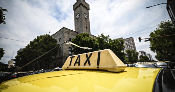 Taxistas autoconvocados mantienen su rechazo a la regulación horaria del servicio