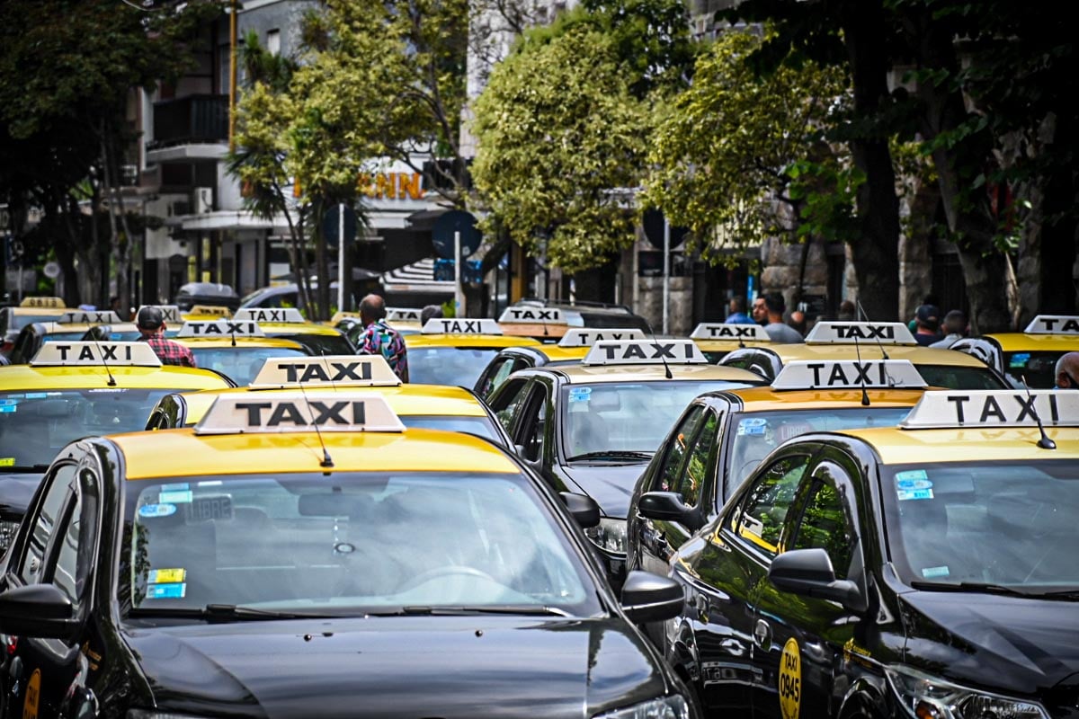 Montenegro se reunió con taxistas tras el impulso oficialista para la llegada de Uber