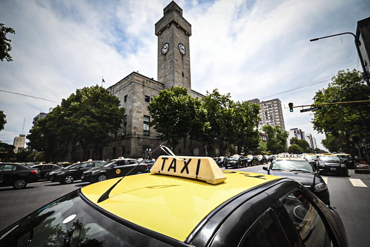 Taxis: tras las protestas, la oposición pide dejar sin efecto la regulación horaria