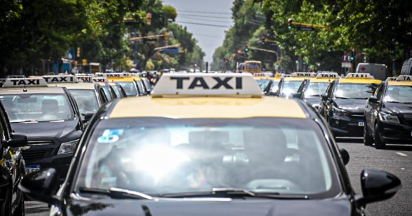 En medio del conflicto por el GPS, un sector de taxistas lanza un paro nocturno